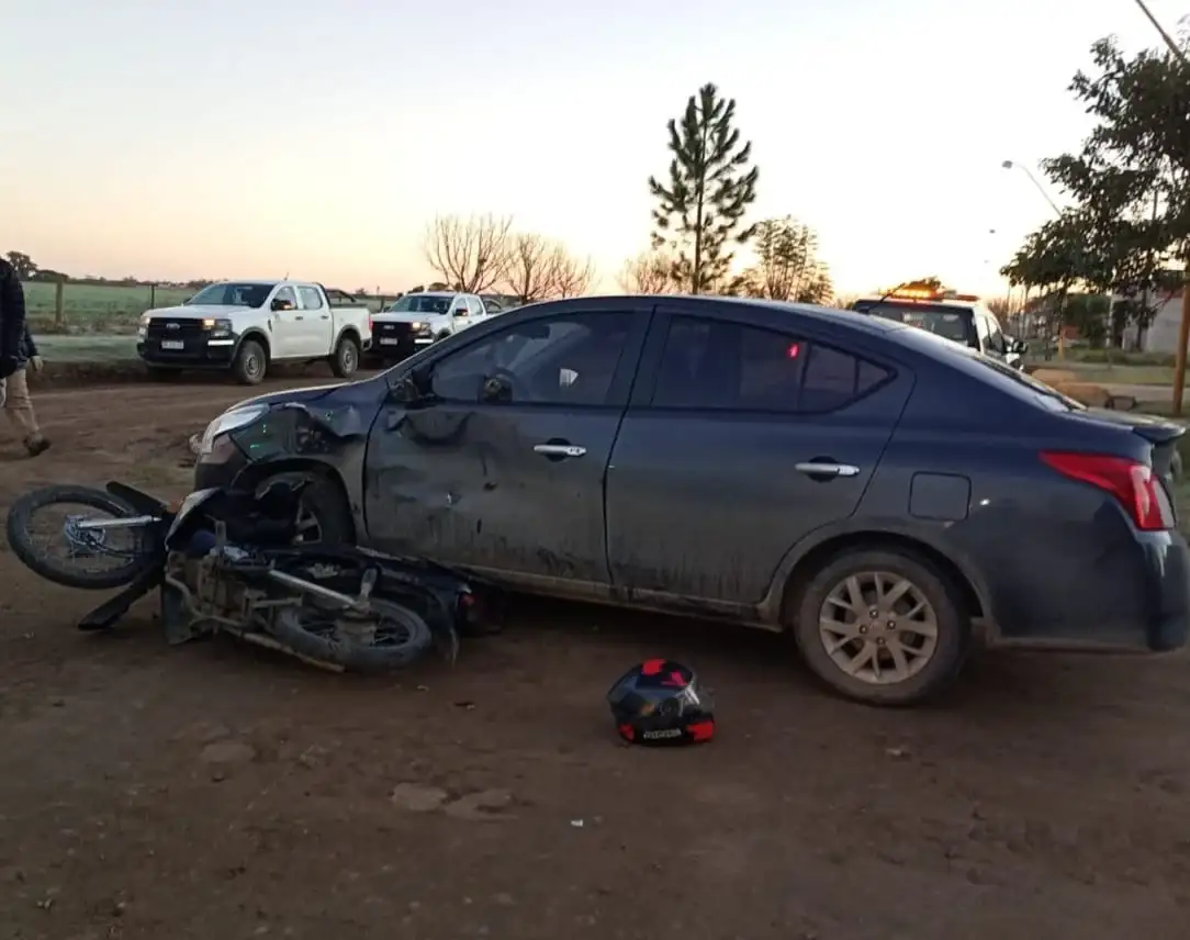 Choque entre auto y moto dejó un lesionado