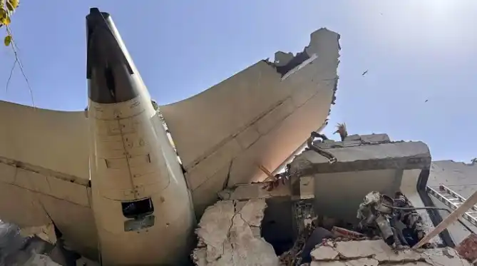 Se estrelló cerca del aeropuerto de la ciudad occidental de Ahmedabad, en el estado indio de Gujarat.