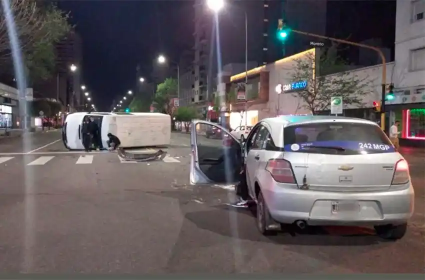 Impactante choque dejó un utilitario volcado en el micro centro de Mar del Plata