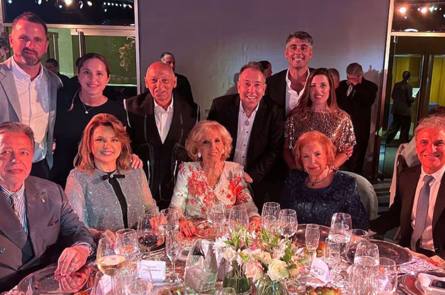 Mirtha Legrand junto a sus amigos en Mar del Plata