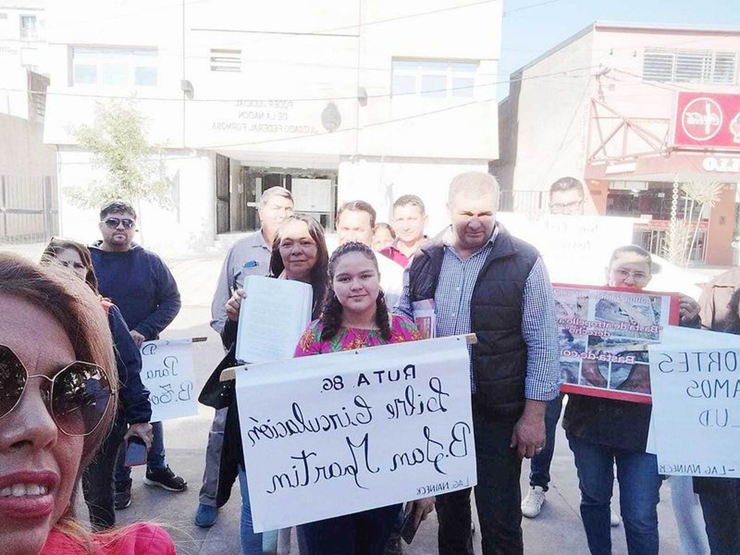 Vecinos autoconvocados solicitaron a la Justicia
Federal que ordene el cese de corte de RN 86