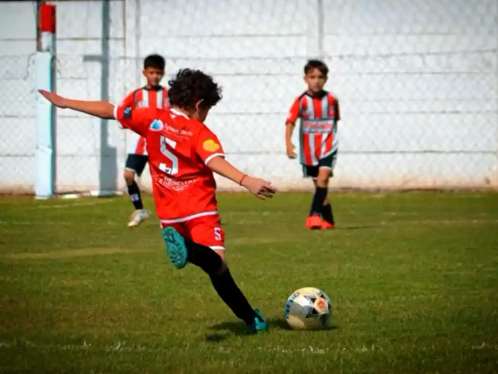 Paraná y Mitre se cruzaron en el inicio del certamen de la Liga Infantil.