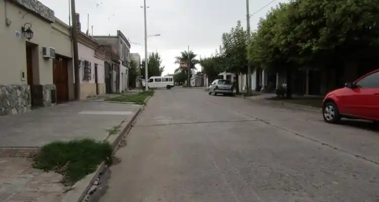 Motochorros tiraron de la bicicleta a una joven y la arrastraron para robarle