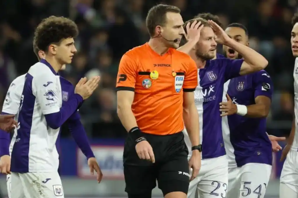 El duelo entre el Genk, donde juega el mexicano Gerardo Arteaga, y Anderlecht será repetido por error del árbitro y el videoarbitraje.