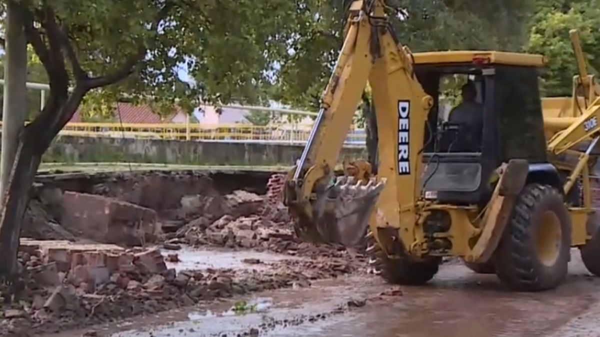 Continúan los trabajos de ASSA: levantan los escombros del paredón que se derrumbó