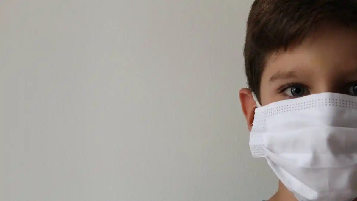 Brutal: docente le pegó la mascarilla en el rostro a un alumno de 9 años