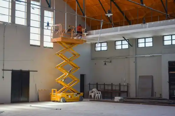 Trabajan en un SUM y Auditorio en el Mercado Modelo