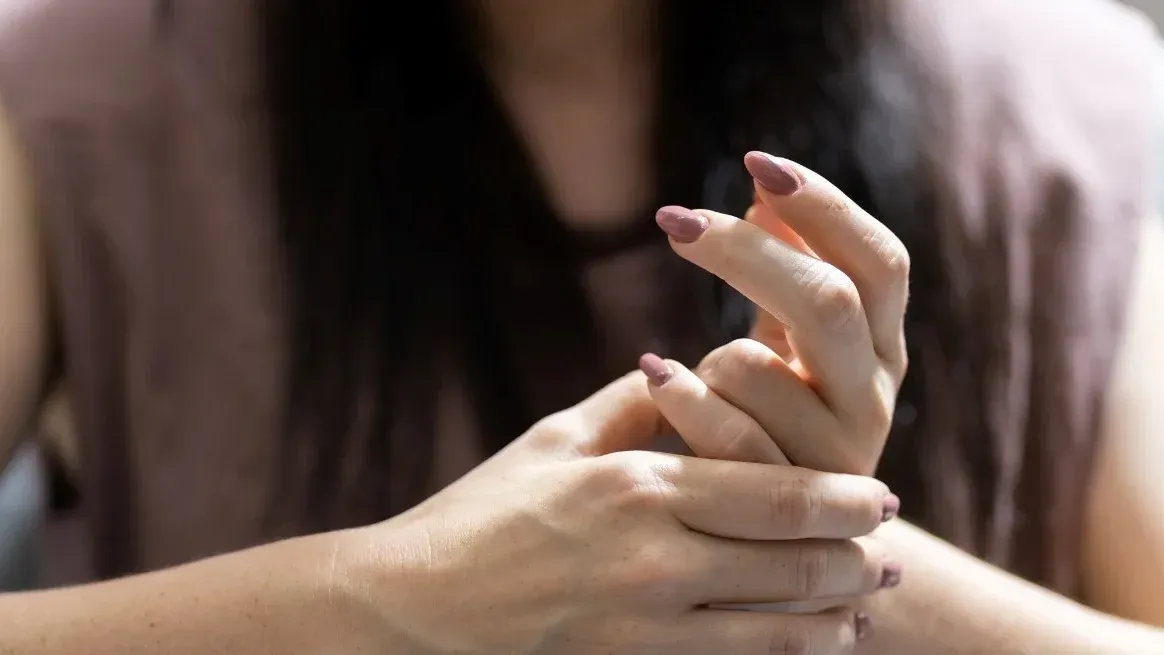 Sonarse los dedos es una costumbre común que no daña las manos.