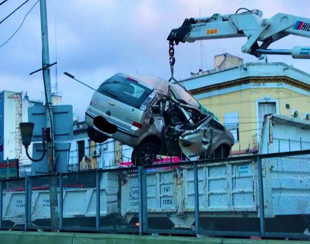 Un tren del Sarmiento embistió un auto: el conductor fue hospitalizado