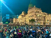 Se realizaron múltiples cacerolazos en repudio al DNU de Milei