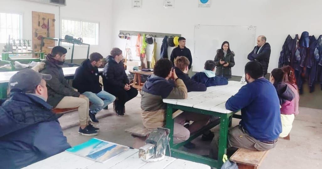 Está en marcha el curso de alambrador de la EATA y la Chacra de Barrow