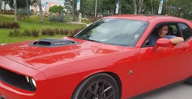 El dueño del boliche de Necochea de "tragos por desnudos" se filmó manejando a 240 km/h