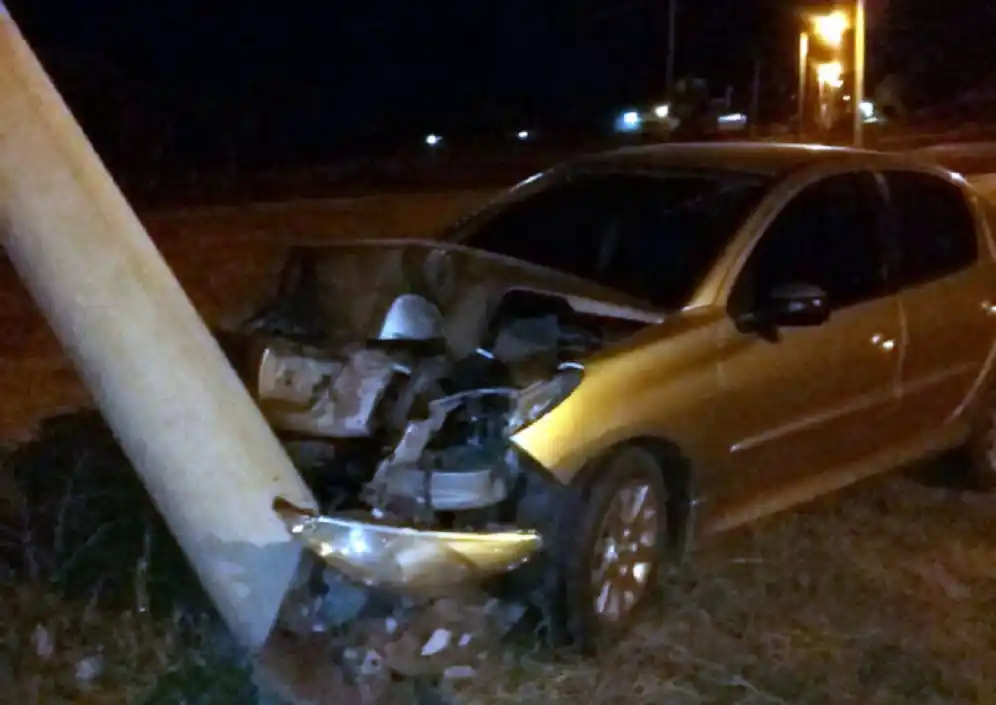 Un auto chocó contra columna de hormigón: un joven fue hospitalizado