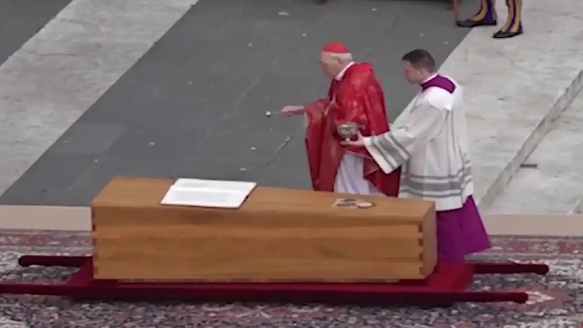 Un velo blanco de seda y doce monedas en el ataúd: detalles del rito de cierre del féretro del papa