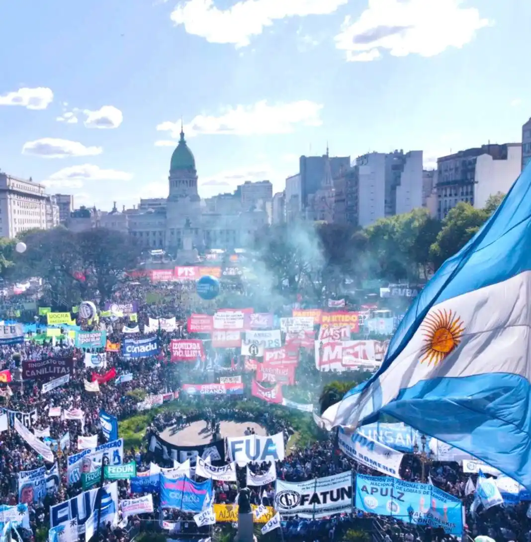 Masivo respaldo a las universidades en las calles, con un mensaje directo a Milei: “Promulgue la ley”