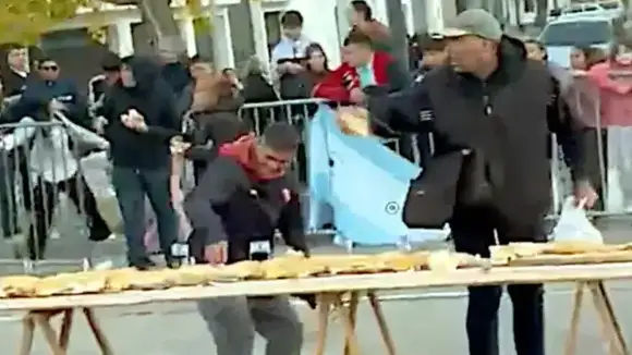 Vecinos robando el sándwich gigante.