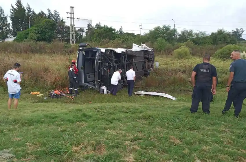 Murió uno de los pasajeros del colectivo que volcó en la autopista Rosario – Santa Fe este domingo por la mañana