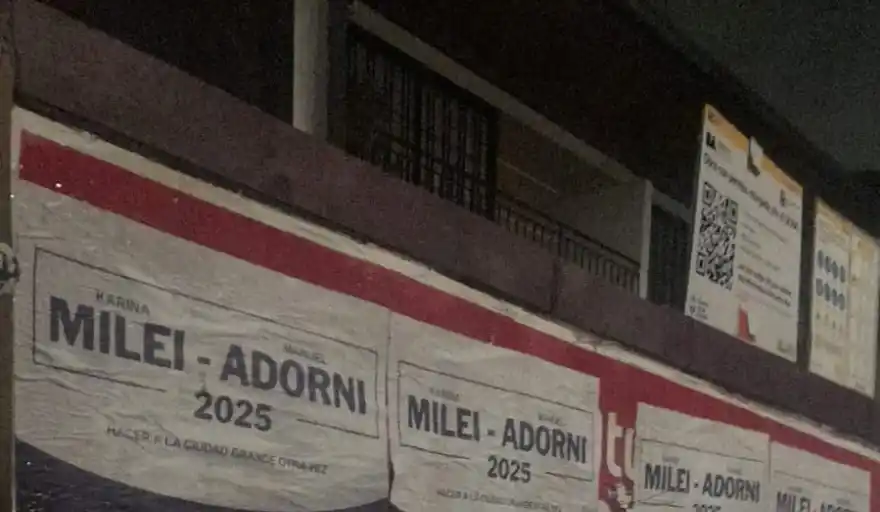 Aparecieron carteles con la fórmula Karina Milei – Adorni en modo campaña