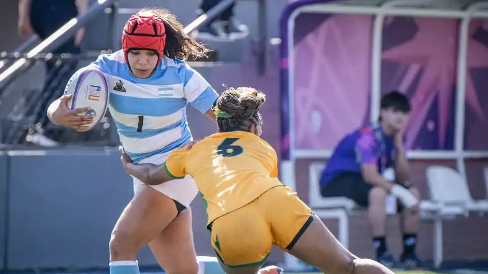 En plena acción. La jugadora de rugby local, Milagros Echaves con Las Yaguaretés