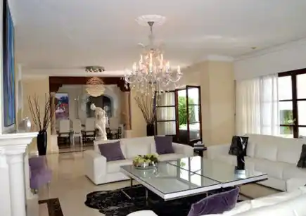 Este es el sofisticado salón de la casa del deportista