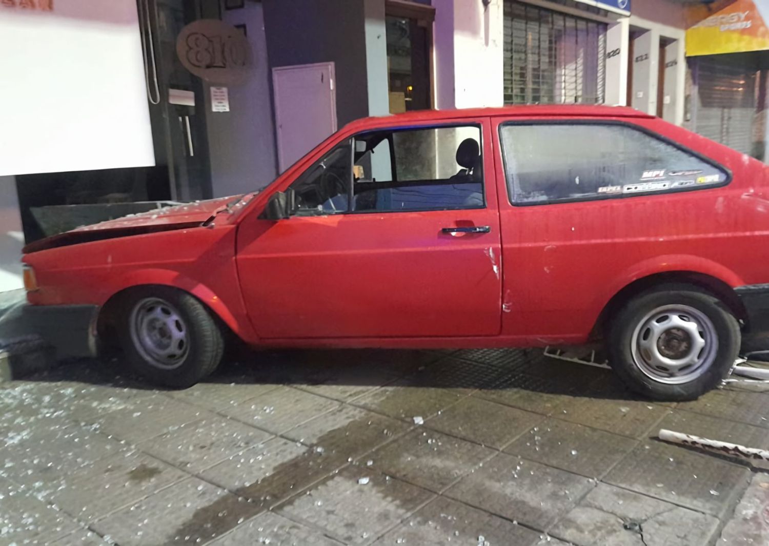 De esta manera quedó el auto tras impactar frente a la inmobiliaria.