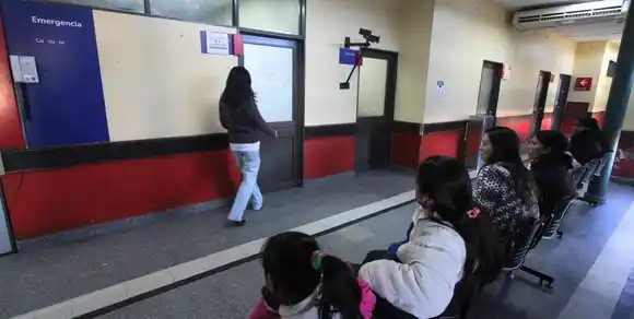 Un bebe cayó en un balde de lavandina y sigue en estado crítico