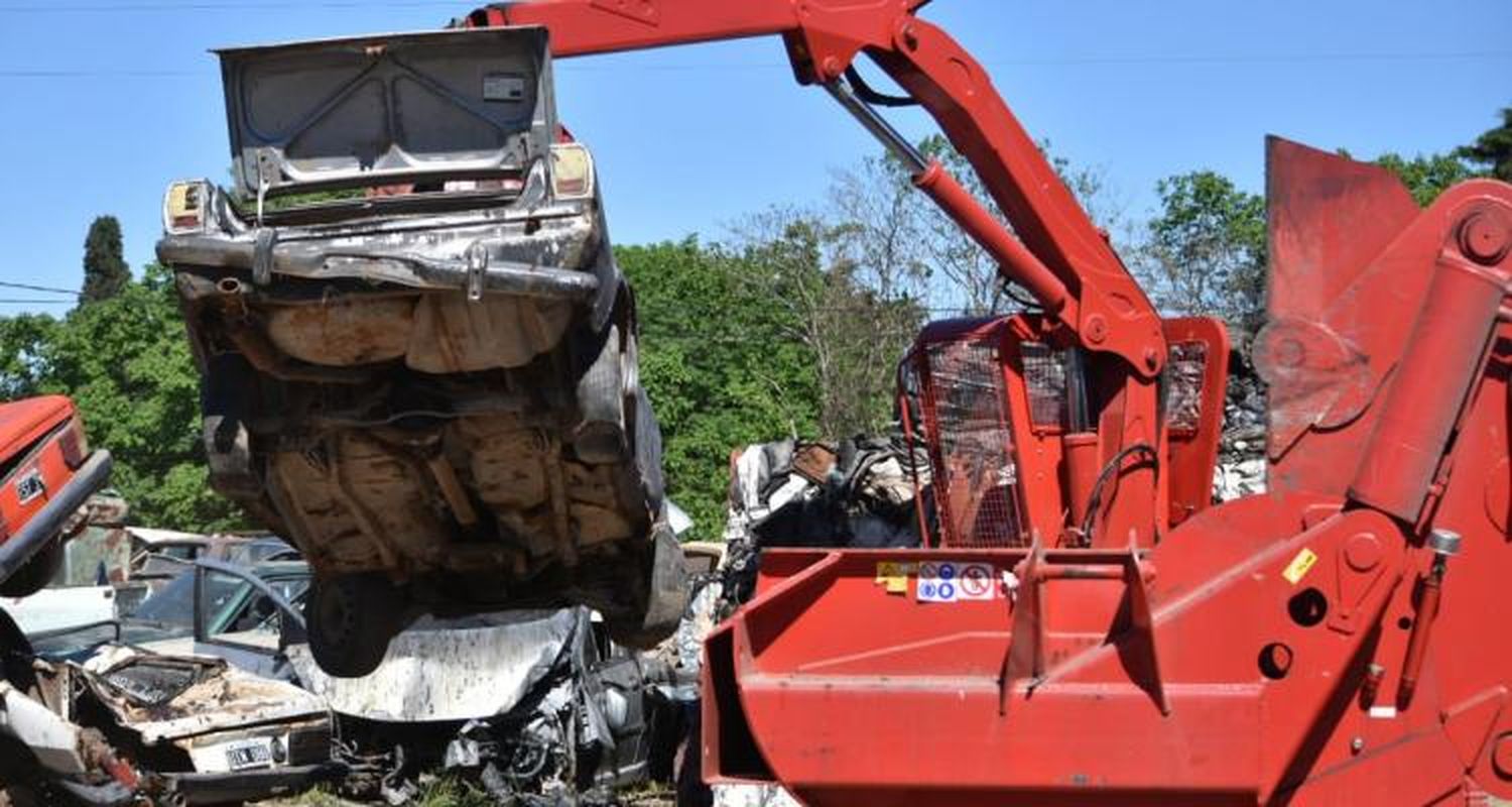 Compactación de motos y autos: “Lo que se va de acá es todo chatarra”, aseguró Caramún