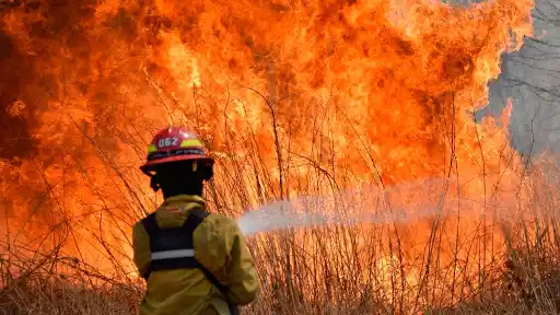 Tres provincias siguen afectadas por los incendios forestales