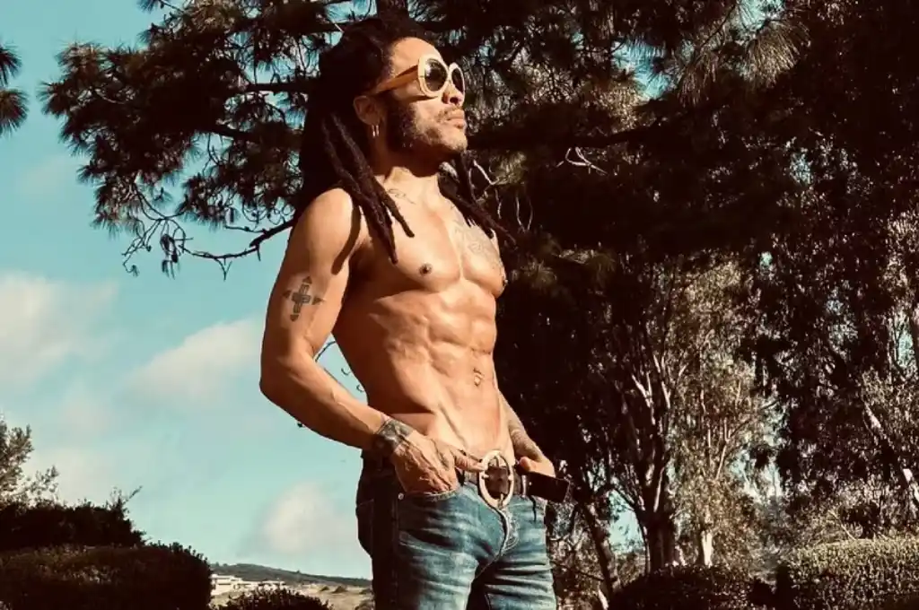 Cumplirá 60 años en mayo, el estilo de vida que cultiva el músico le permite lucir “abdominales de acero”.