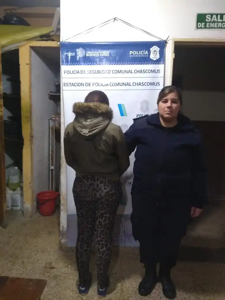 Por desobediencia aprehendieron a una femenina que hostigaba a una familia