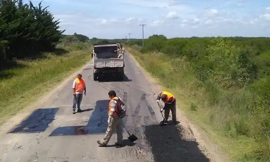Realizan un nuevo bacheo en el camino al Ñandubaysal