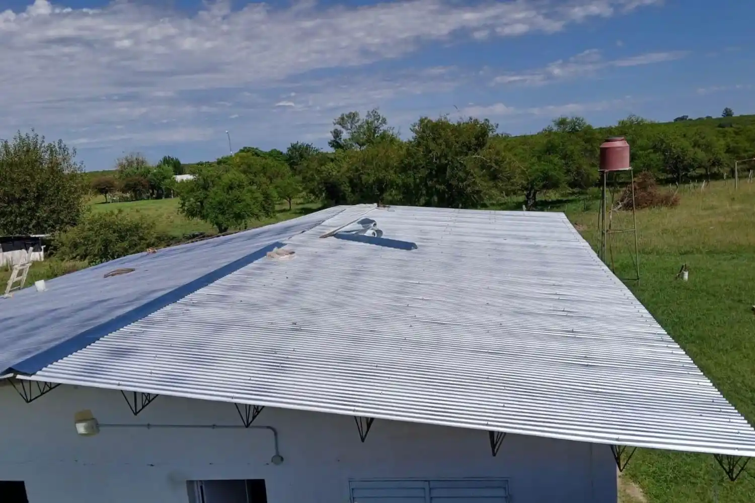 Avanzan obras de saneamiento y reparación en la escuela rural Nº 8 Manuel Belgrano