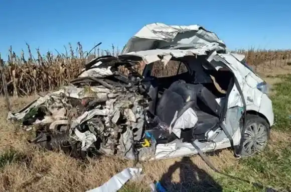 Un padre y sus dos hijos fallecieron tras chocar con un camión: viajaban desde Chubut a Rosario para ver el clásico