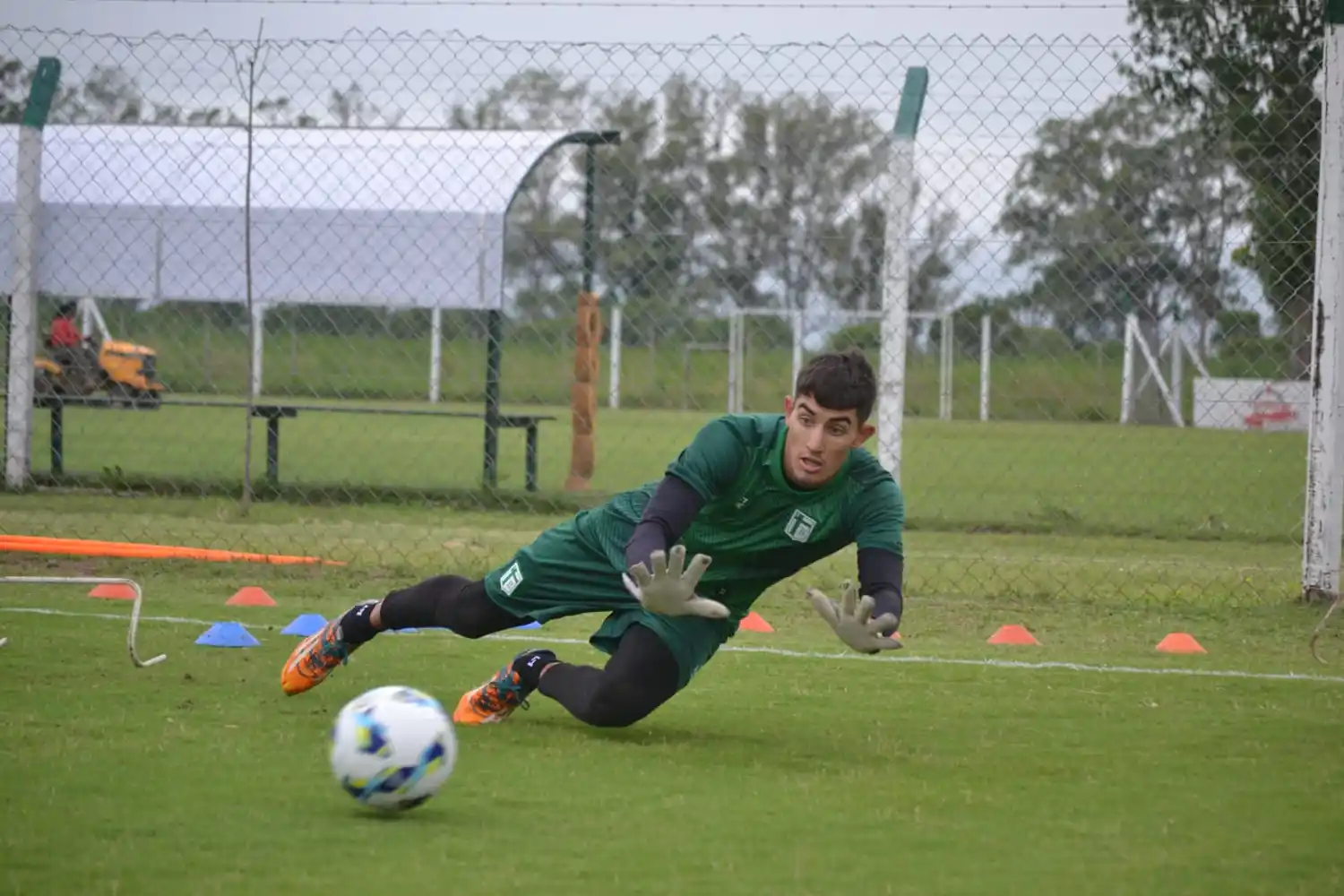 Roggero arribó a Sportivo en 2024 y debutó en la actual temporada frente a Independiente de Chivilcoy.