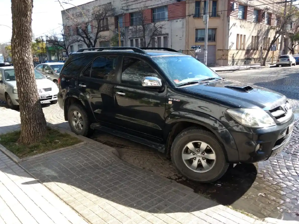 Otra vez con inhibidores de alarmas roban dinero de una camioneta en el centro 