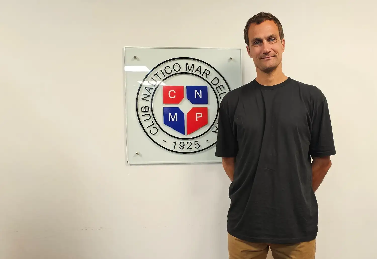 Cristian Rosso fue presentado como entrenador del equipo de remo del Club Náutico
