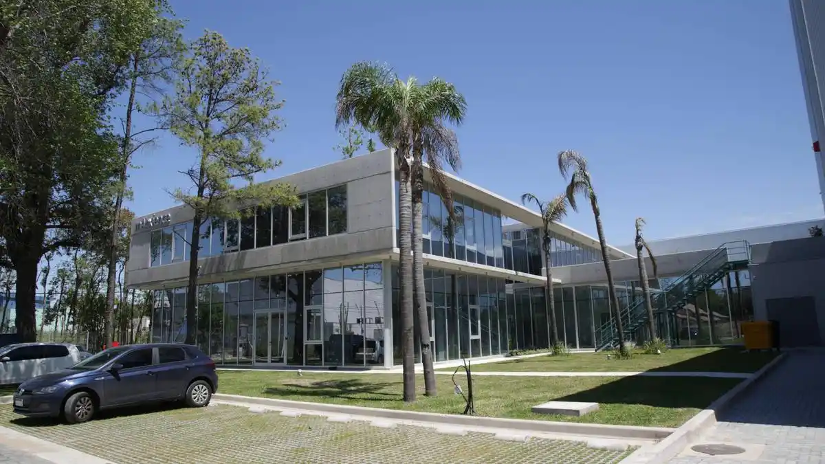 Piden expropiar laboratorio de Garín que produjo el principio activo de millones de vacunas de AstraZeneca y ninguna volvió a la Argentina