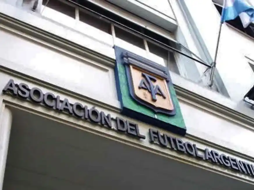 Crisis en el fútbol argentino con profundas críticas al arbitraje.