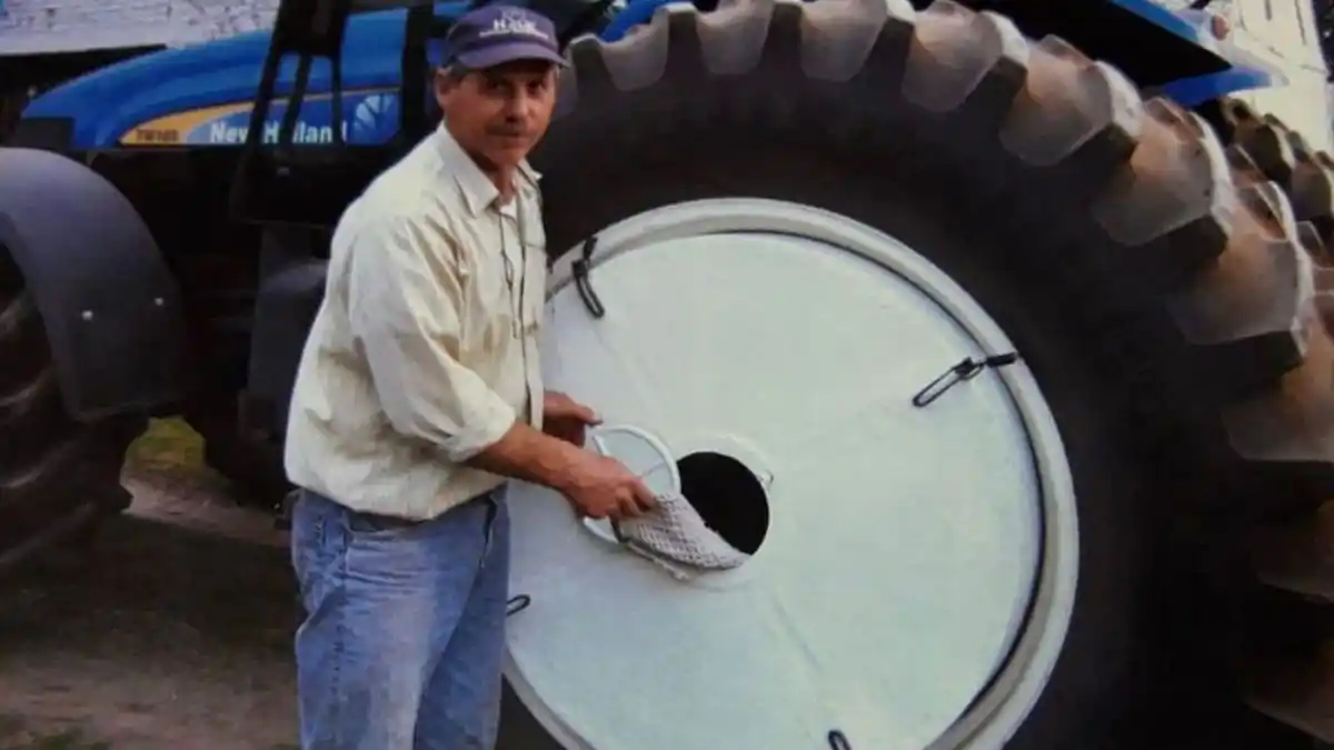 Insólito: modificó su tractor para lavar la ropa mientras siembra