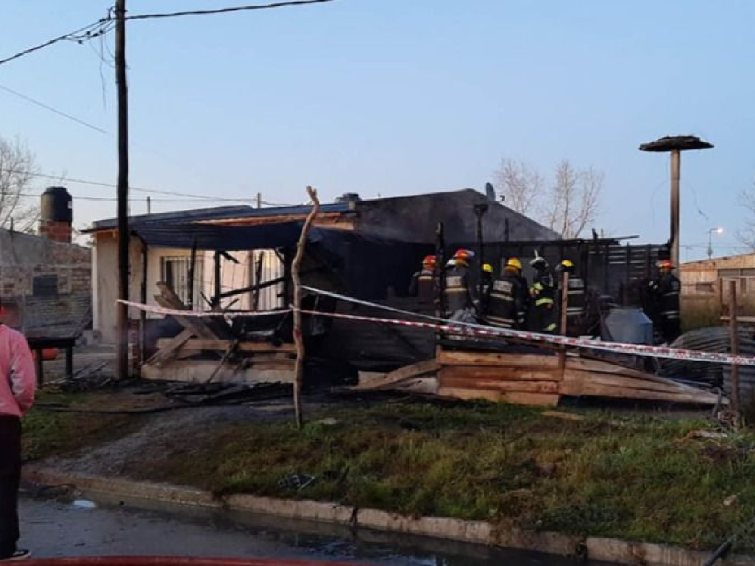 Mueren cinco niños y dos jóvenes madres al  incendiarse una vivienda precaria en Ensenada