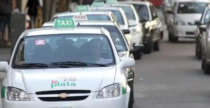 La Plata: Taxistas piden aumento del 25% en tarifas y amenazan con paro