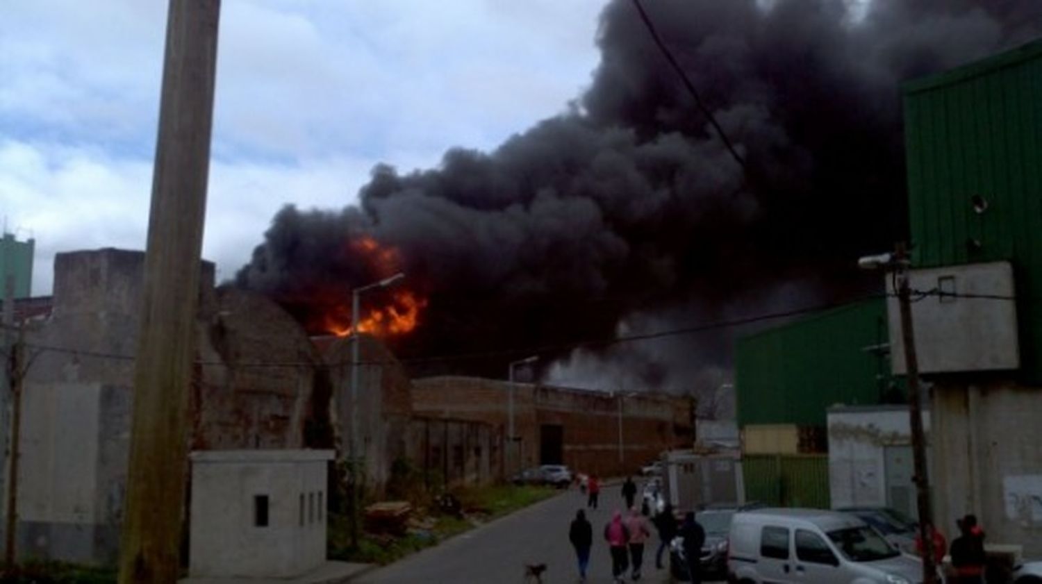 Valentín Alsina: Explosión e incendio en una fábrica de solventes y una papelera
