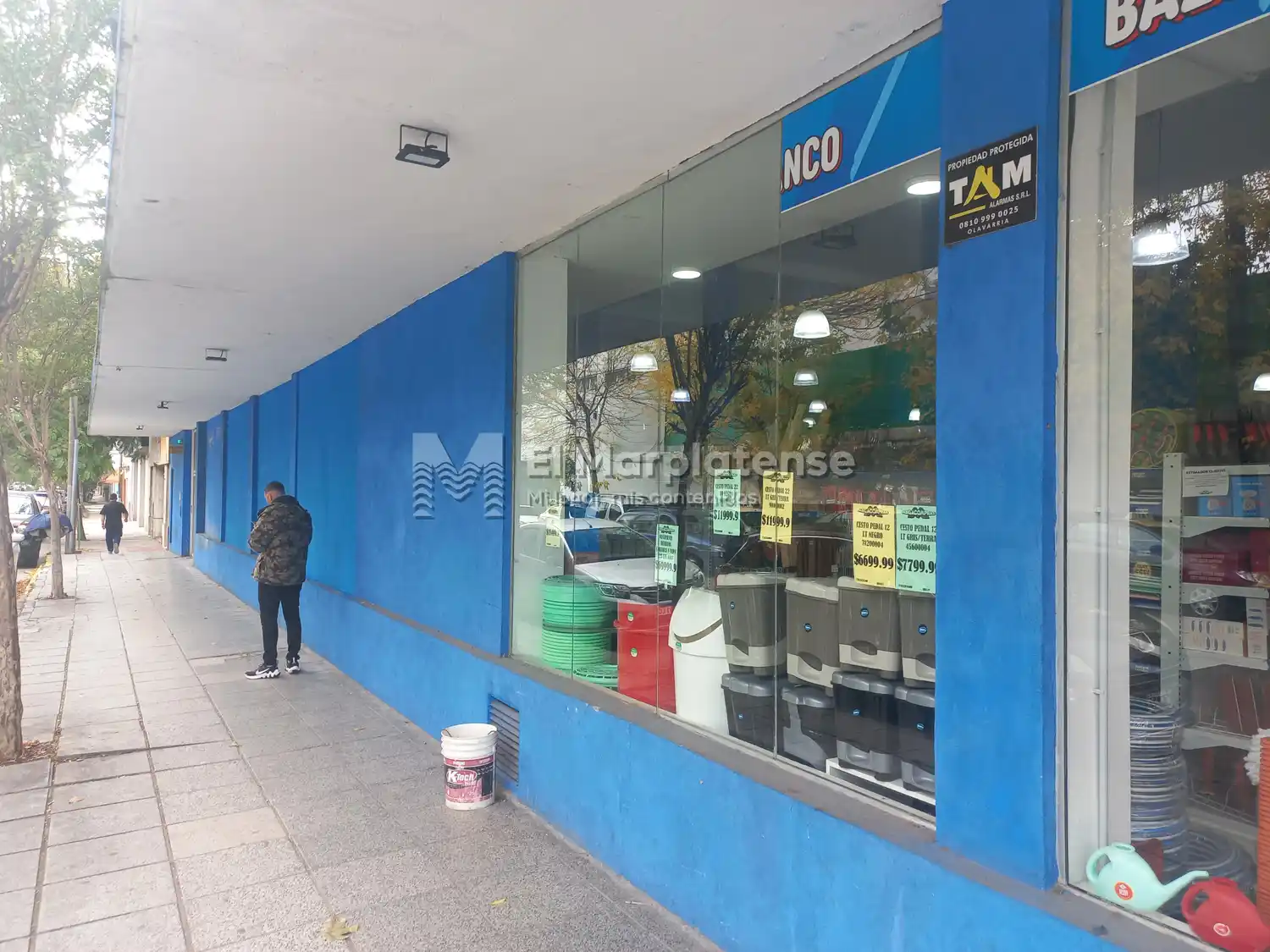 Tapan las ventanas del bazar de Luro y Guido para evitar más robos