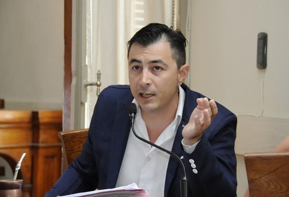 Reclaman que lo recaudado por publicidad en los refugios de micros se destine al boleto 
