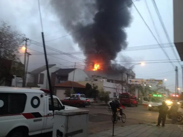 Incendio en una fábrica de zapatillas en Lanús