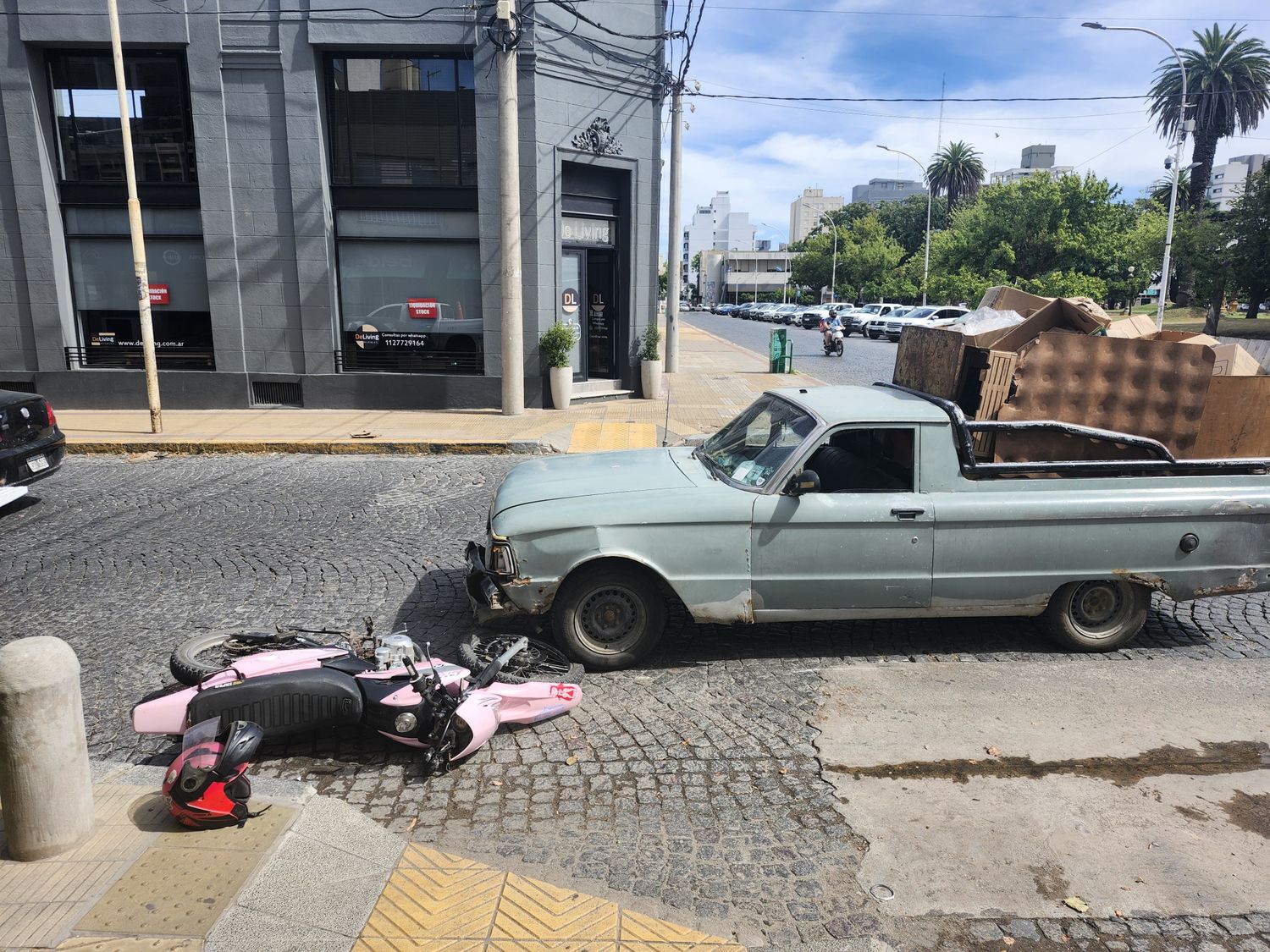 Una joven fue trasladada al Hospital tras una colisión en Belgrano y Chacabuco