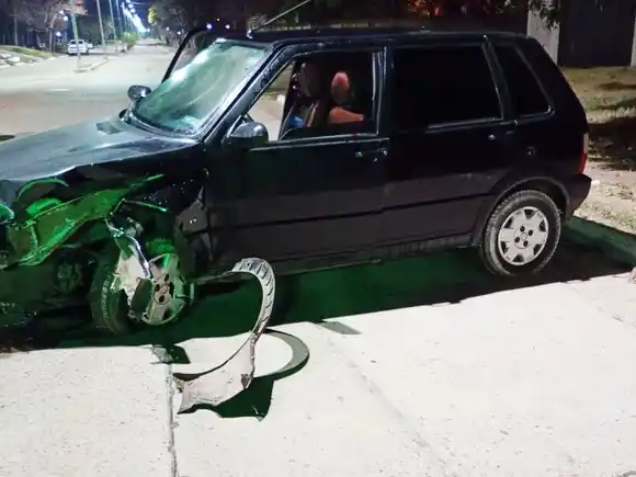 Dos heridos tras impactar un automóvil contra un poste