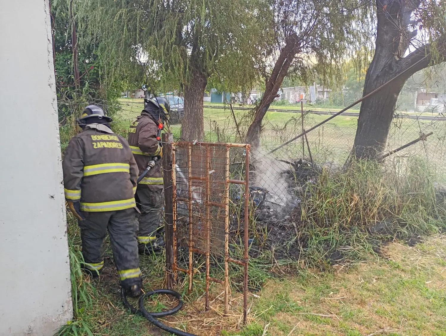 Fuego en el patio de una casa: un montón de pasto y basura ardieron en una tarde calurosa