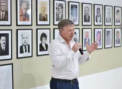 Solari afirma que dejó de tener participación en la firma antes de asumir su cargo y se declara también damnificado