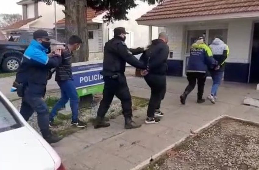 Roban a remisero y cuando los atrapan, la mujer de uno de ellos atacó a la policía a botellazos
